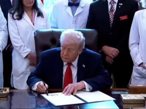 ضمن موازنة الدفاع.. ترامب يوقّع على إلغاء قانون قيصر رسمياً