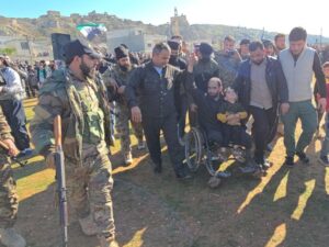 وفاءً لنذر.. مصاب حرب يقطع مسافة 147 كيلومتراً على كرسيه المتحرك للوصول إلى بلدته