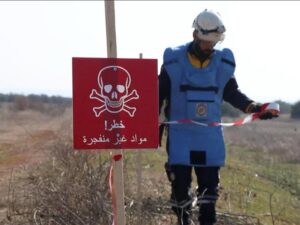 استشهاد طفل وإصابة ثلاثة آخرين جراء انفجار مخلفات حربية بريف إدلب