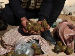 فرع مكافحة الإرهاب يحبط محاولة تهريب كمية كبيرة من الأسلحة والذخائر بحمص