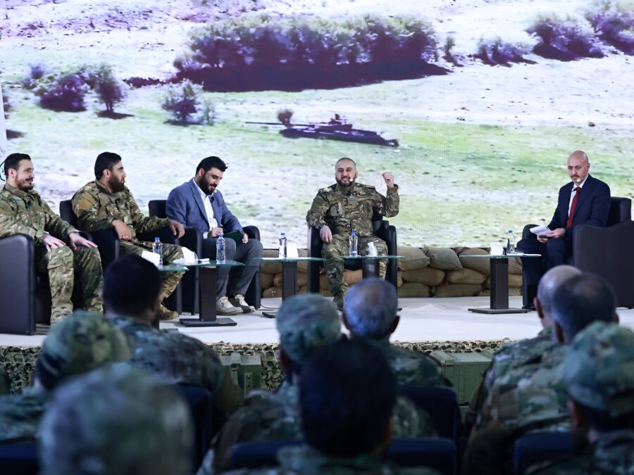 وزير الدفاع يشارك في ندوة حول معارك الكبينة وصمود المقاتلين