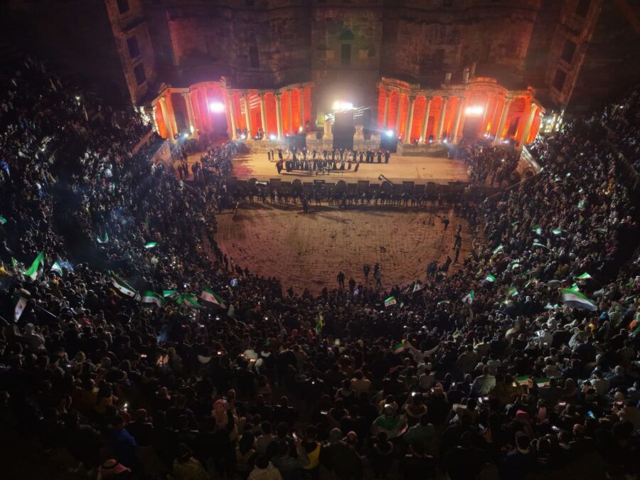 درعا.. فعاليات فنية وتراثية في مدرج بصرى الشام الأثري احتفالاً بذكرى التحرير