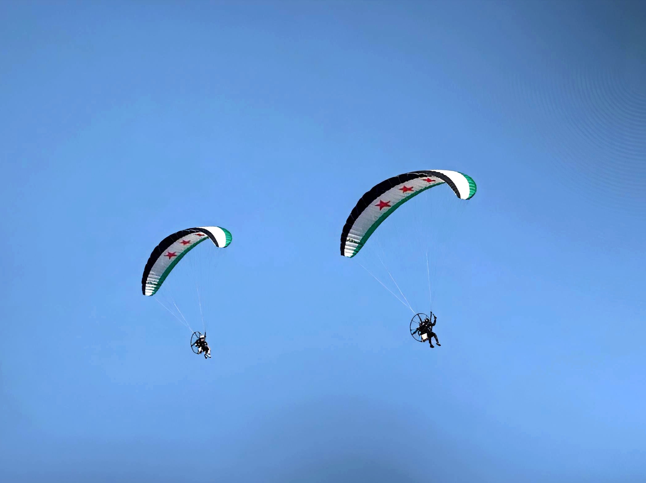 طيارون شراعيون يصلون إلى دمشق للمشاركة في احتفالات ذكرى التحرير