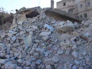 الدفاع المدني ينقذ ثلاثة عالقين تحت أنقاض مبنى سكني قيد الإنشاء بحلب