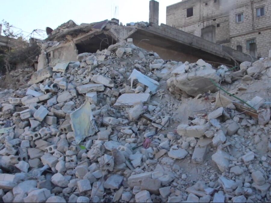 الدفاع المدني ينقذ ثلاثة عالقين تحت أنقاض مبنى سكني قيد الإنشاء بحلب