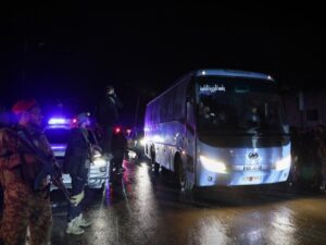 مصدر أمني للإخبارية: خروج آخر دفعة من عناصر تنظيم قسد من مدينة حلب