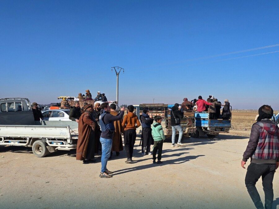 حلب.. استمرار خروج العائلات من دير حافر ومسكنة عبر طرق وعرة