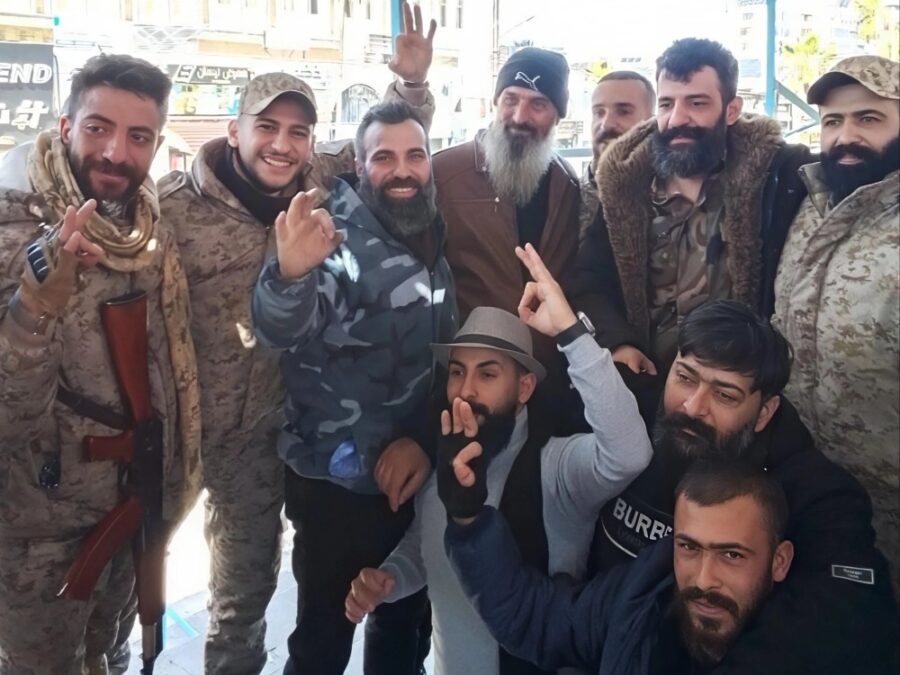 بينهم فلول من جيش النظام البائد.. موالون للهجري يطالبون بانفصال السويداء عن سوريا