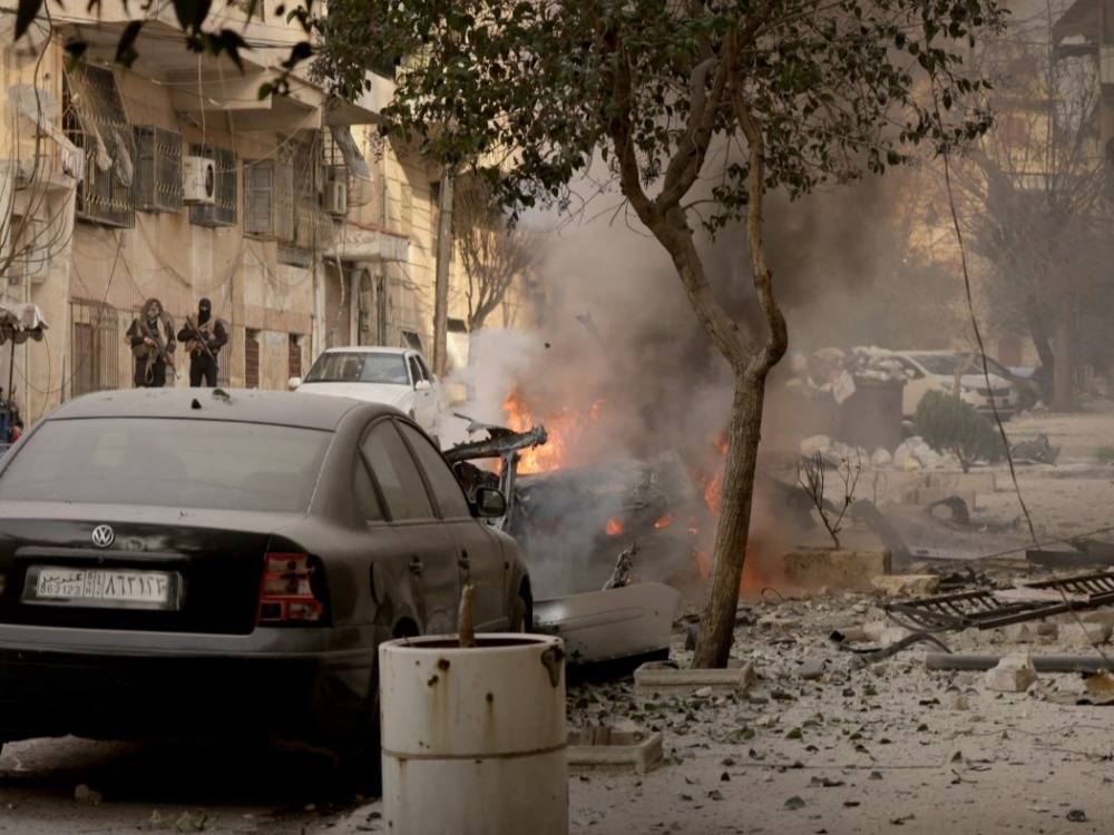 تنظيم قسد يواصل قصف أحياء حلب وفريق الإخبارية ينجو من استهداف مباشر