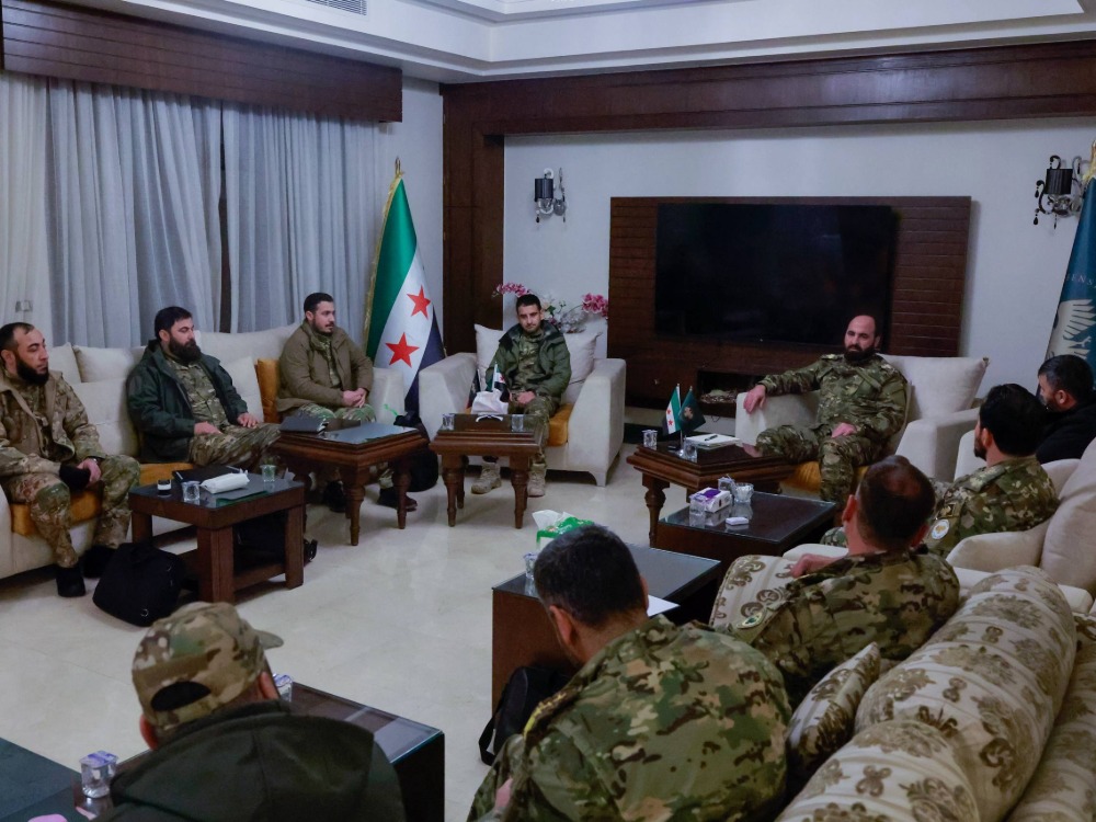 رئيس هيئة الأركان العامة يلتقي قادة الفرق العسكرية في حلب