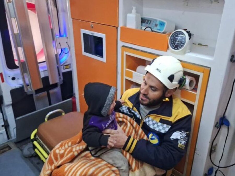 الدفاع المدني يُنقذ 13 مدنياً من عائلة واحدة حاصرتهم المياه بريف حمص