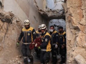 حلب..الدفاع المدني ينتشل جثمان الطفل العالق تحت ركام المنزل المنهار في حي العامرية