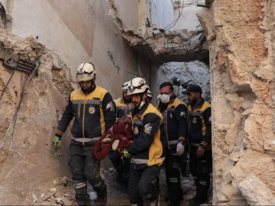 حلب..الدفاع المدني ينتشل جثمان الطفل العالق تحت ركام المنزل المنهار في حي العامرية