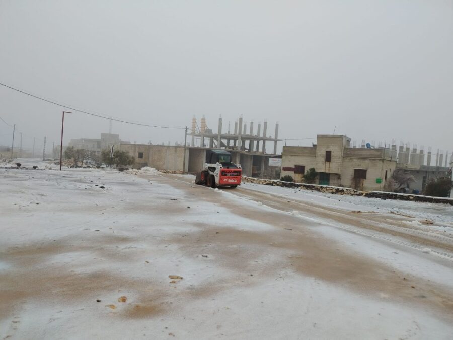 الدفاع المدني يحذّر من تراكم الثلوج وتشكل الجليد على طرق رئيسية في عدة محافظات