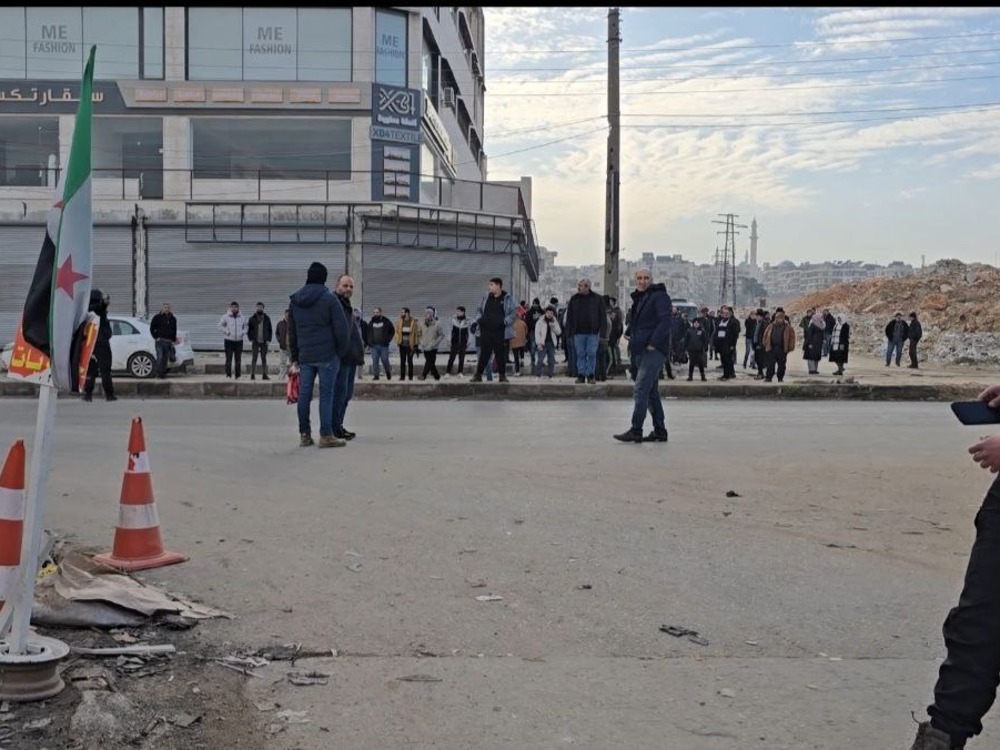 نزوح واسع من الأحياء المتاخمة للأشرفية والشيخ مقصود بعد تصعيد تنظيم "قسد" في حلب