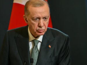 أردوغان يطالب تنظيم قسد بإلقاء السلاح وتسليم الأراضي للحكومة السورية