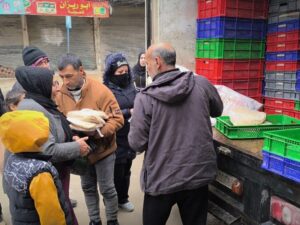 بدء توزيع الخبز في الشيخ مقصود.. ووزيرة الشؤون الاجتماعية تتفقد مراكز النازحين