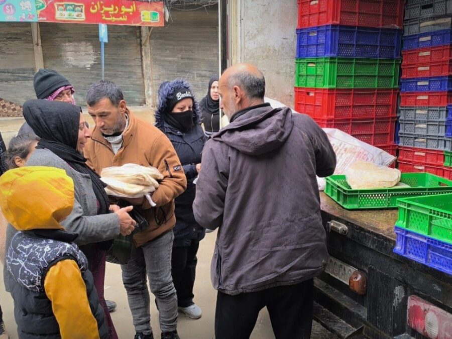 بدء توزيع الخبز في الشيخ مقصود.. ووزيرة الشؤون الاجتماعية تتفقد مراكز النازحين