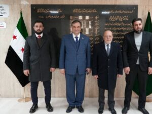 حاكم المصرف المركزي ووزير الاقتصاد يجريان جولة لمراقبة تسعير السلع بالعملتين