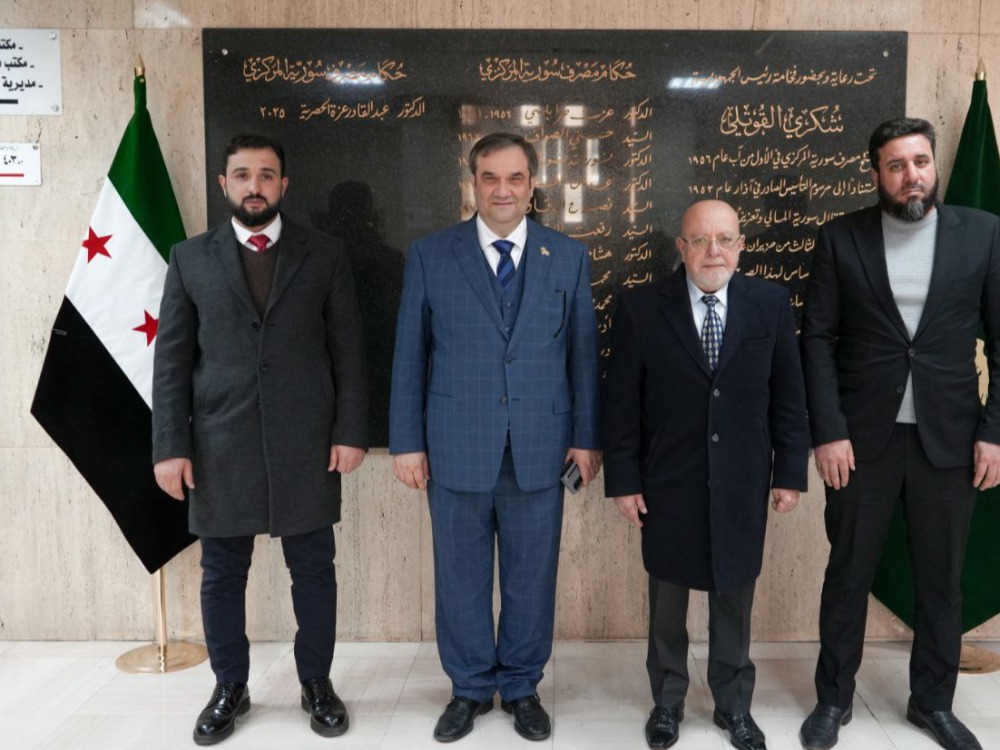 حاكم المصرف المركزي ووزير الاقتصاد يجريان جولة لمراقبة تسعير السلع بالعملتين