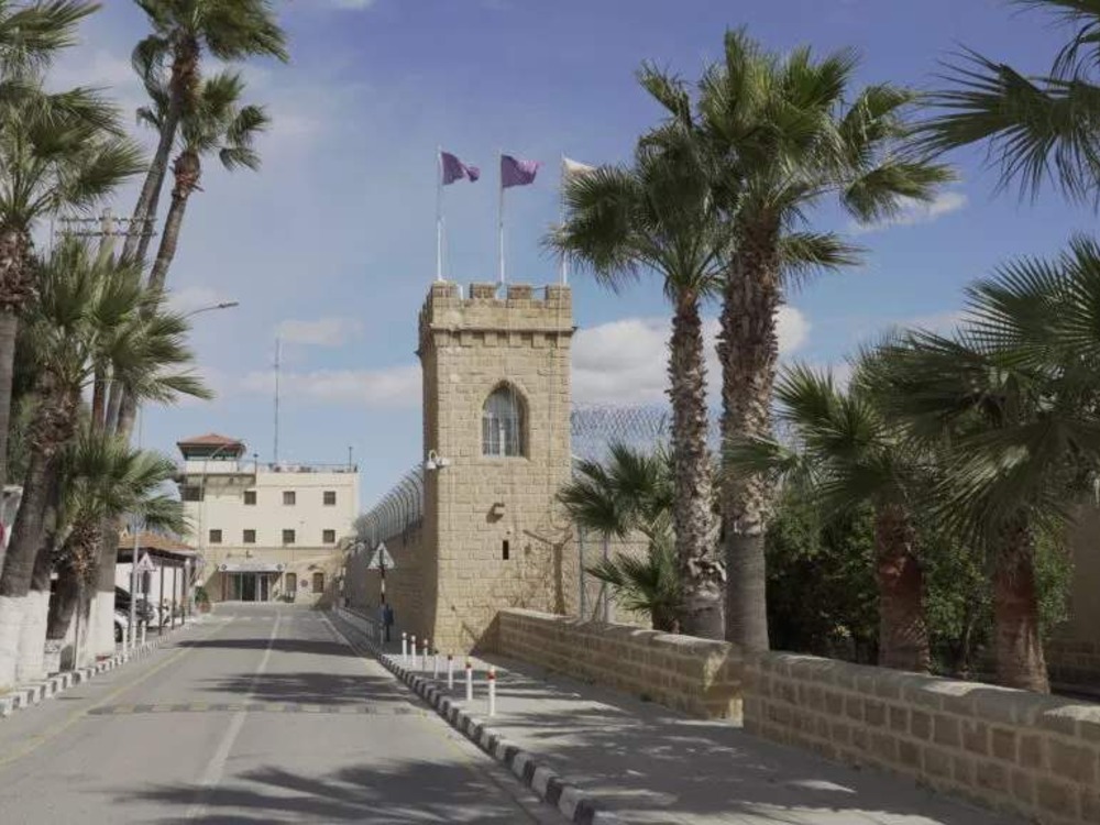 بعد وعود بالإفراج.. سجناء سوريون يوقفون إضرابهم عن الطعام في قبرص اليونانية