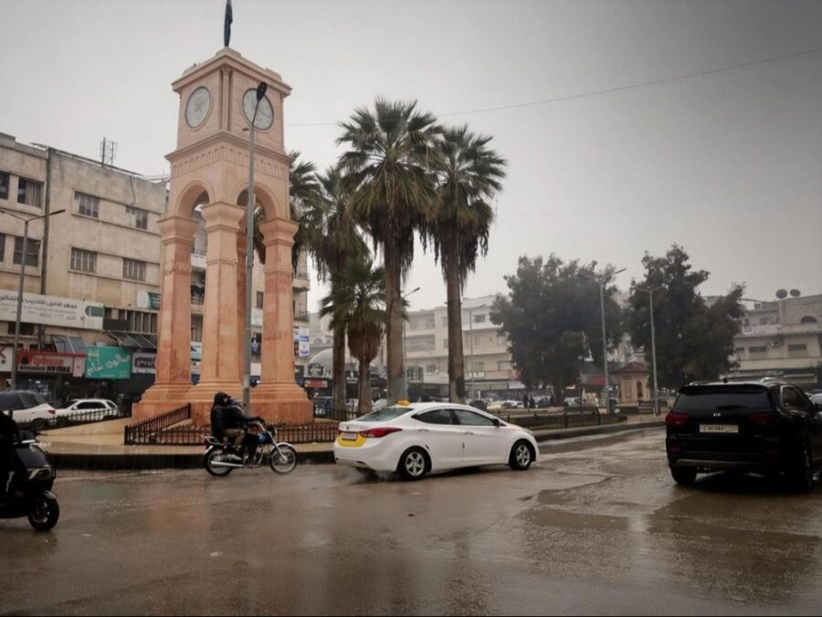 أجواء غائمة جزئياً على أغلب المناطق مع فرص لزخات مطرية متفرقة على حمص وحماة