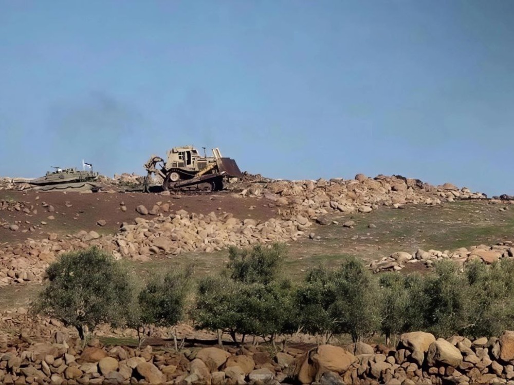 الاحتلال الإسرائيلي يجدد اعتداءاته ويستهدف بقذائف الهاون ريف القنيطرة