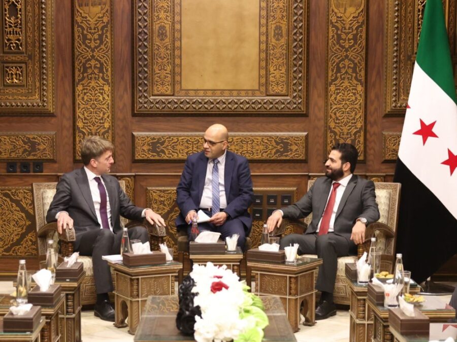 وزير الداخلية يبحث مع المبعوث الهولندي أطر التعاون والدعم بين البلدين