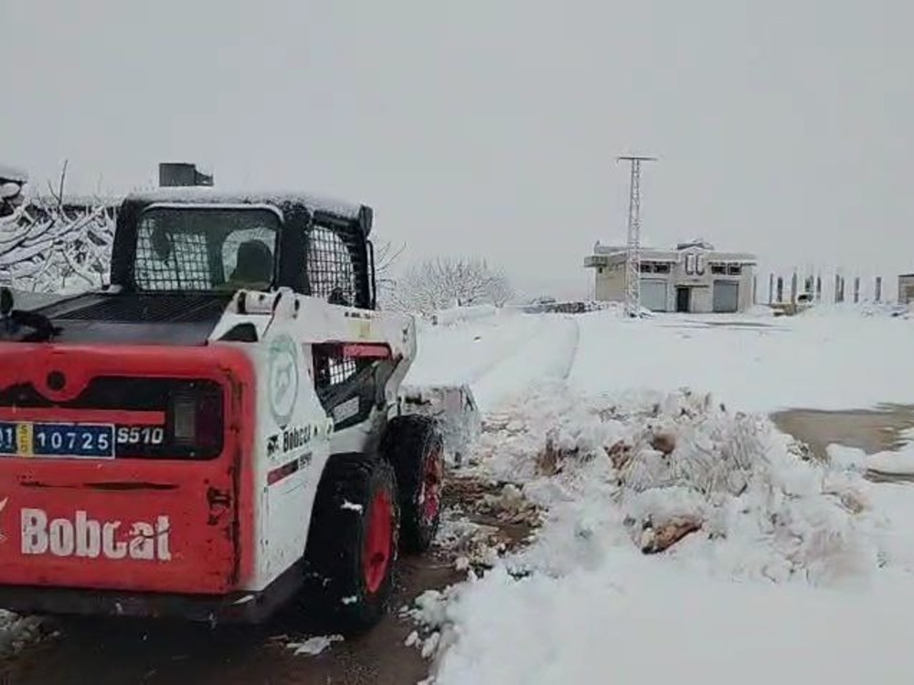 الدفاع المدني يدعو إلى اتخاذ أعلى درجات الحذر من انقطاع الطرق بسبب تراكم الثلوج