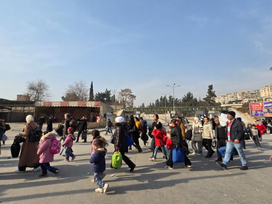 محافظ حلب يدعو لفتح الكنائس والجوامع لاستقبال النازحين