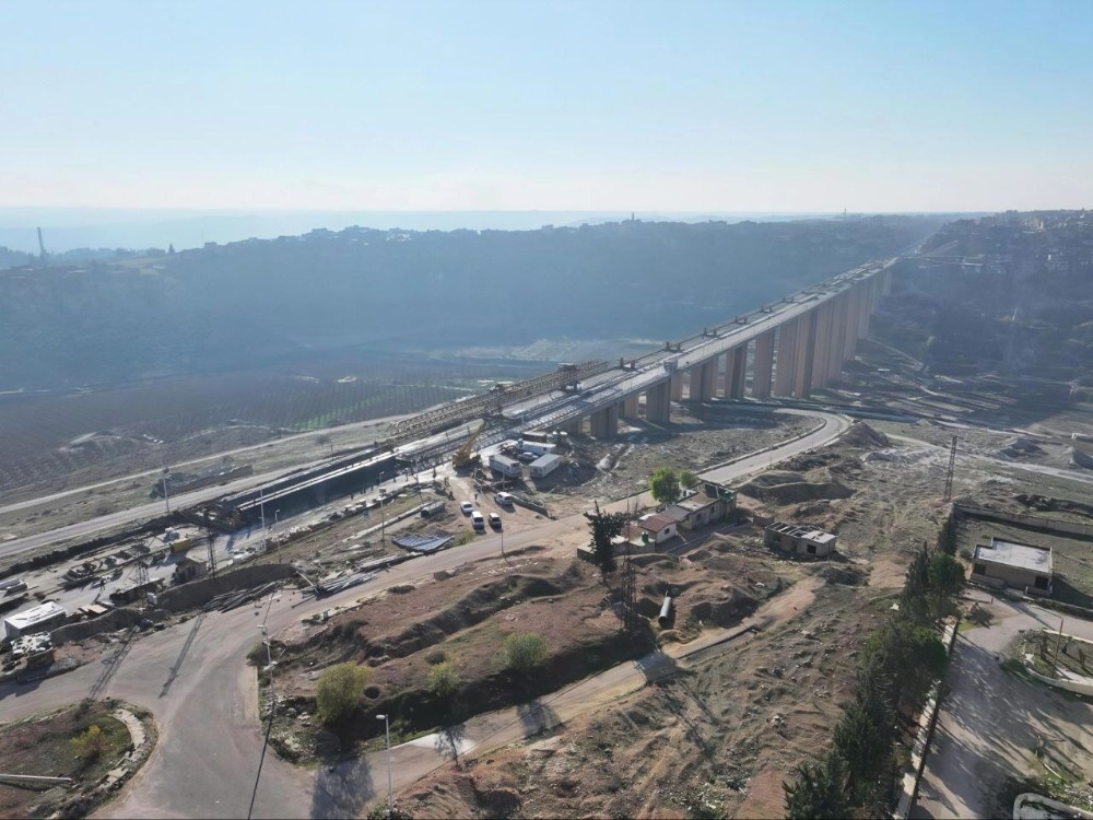 بسبب الأحمال الزائدة.. محافظة حمص تعلن تحويل مسار الشاحنات إلى طريق سلمية