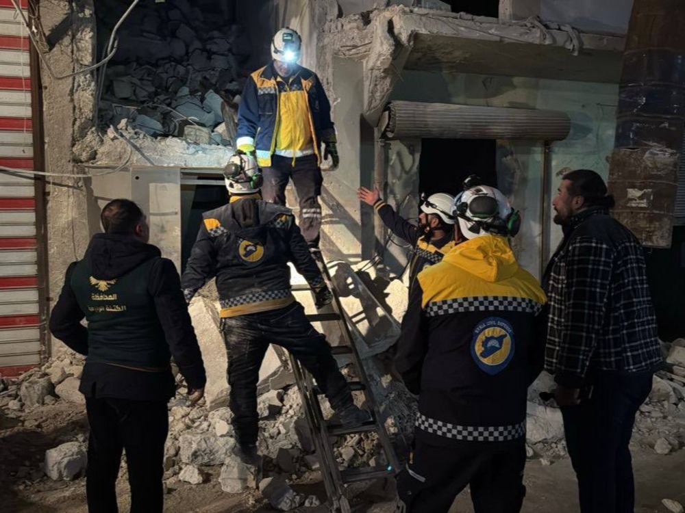 فرق الإنقاذ تواصل جهودها لانتشال طفل من تحت أنقاض بناء منهار في حلب