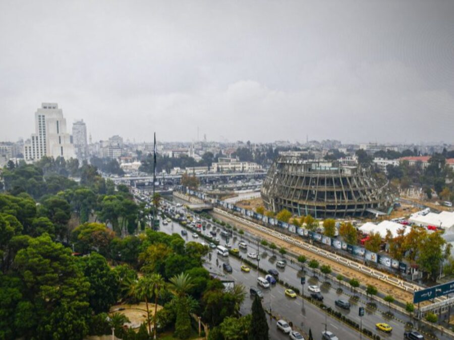 استمرار تأثيرات المنخفض الجوي وهطولات مطرية على أغلب المناطق