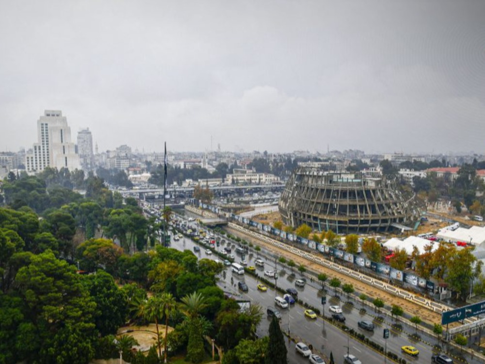 استمرار تأثيرات المنخفض الجوي وهطولات مطرية على أغلب المناطق