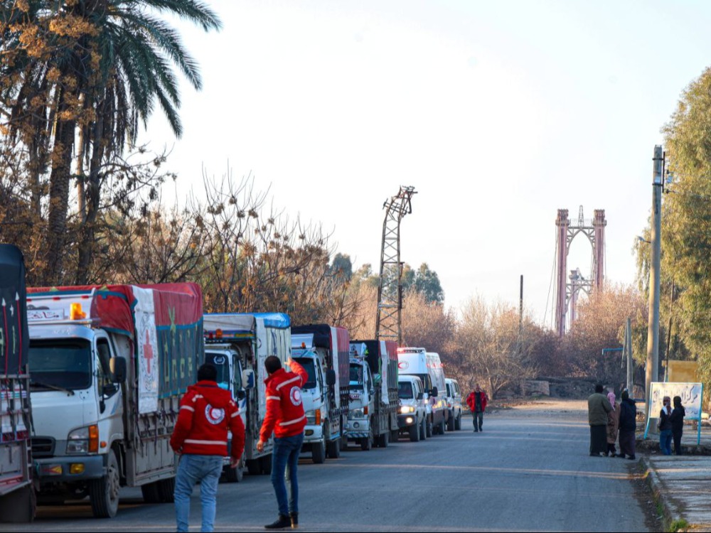 الهلال الأحمر يوزع مساعدات غذائية في مخيم العريشة بريف الحسكة