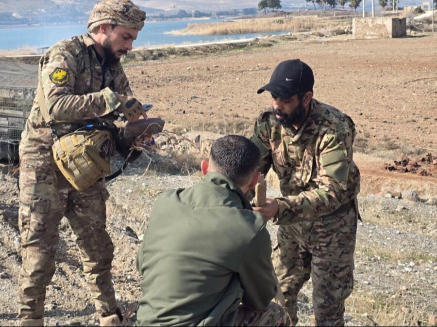 كتائب الهندسة تفكّك ألغاماً زرعها تنظيم قسد على أطراف جسر قره قوزاق بريف حلب