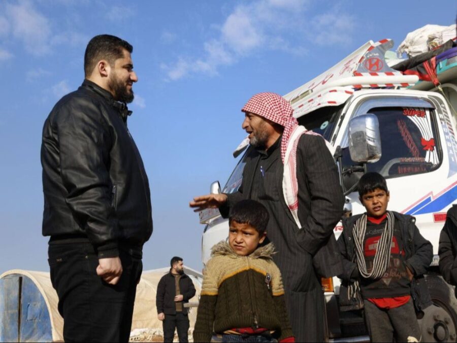 محافظ إدلب يؤكد استمرار توزيع مواد التدفئة على المخيمات والمدارس