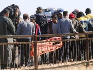 عبر طرق غير آمنة.. خروج أكثر من 4000 مدني من دير حافر حتى الآن