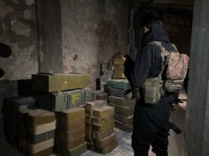 وزارة الداخلية تضبط مستودع أسلحة وذخائر لتنظيم قسد في دير حافر بريف حلب الشرقي