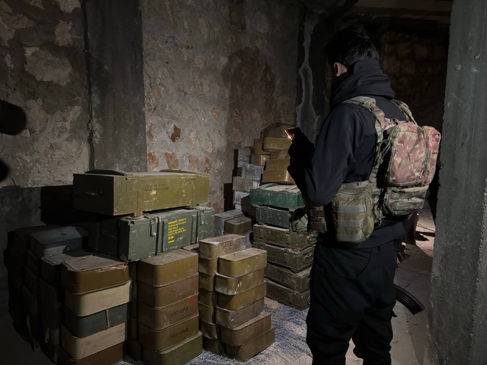 وزارة الداخلية تضبط مستودع أسلحة وذخائر لتنظيم قسد في دير حافر بريف حلب الشرقي