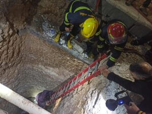 الدفاع المدني: إنقاذ رجل بعد سقوطه في نفق لقسد في الطبقة بريف الرقة