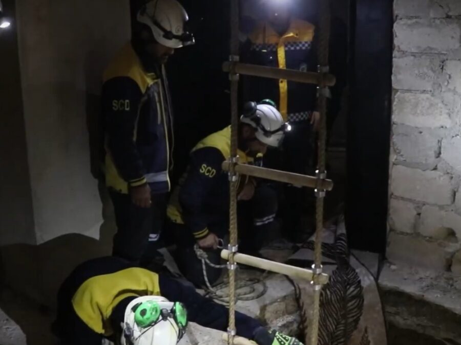 الدفاع المدني ينقذ رجلاً سقط في حفرة نفق من مخلفات تنظيم قسد في حلب