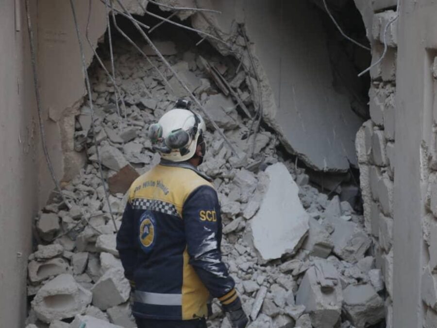 حلب.. الدفاع المدني يواصل البحث عن طفل عالق تحت أنقاض منزل منهار في العامرية