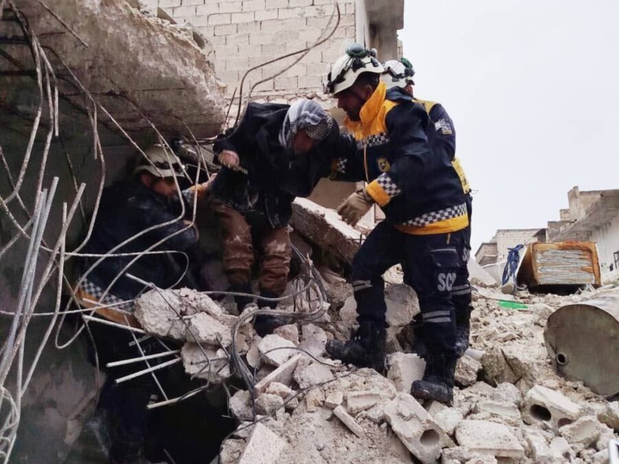 حلب.. الدفاع المدني ينقذ رجلاً مسناً بعد انهيار المبنى الذي يقطنه في حي بني زيد