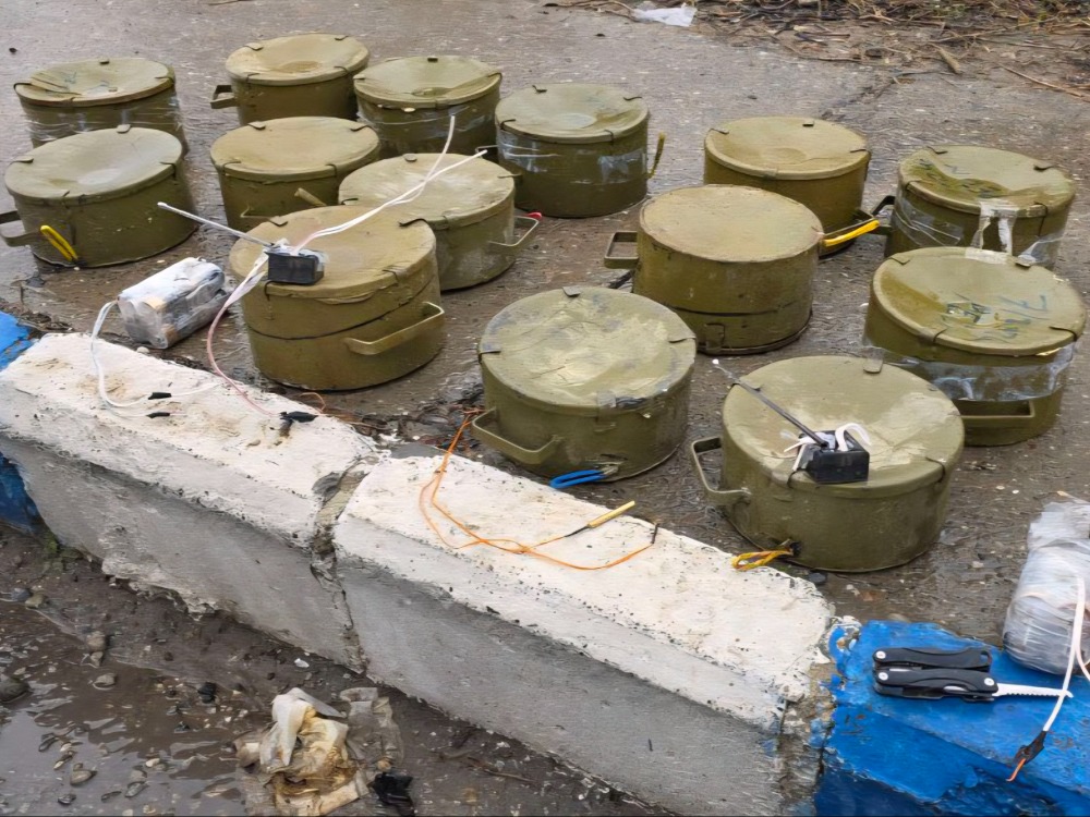 وزارة الداخلية تفكك عبوات ناسفة وألغام في مدينة الطبقة بريف الرقة