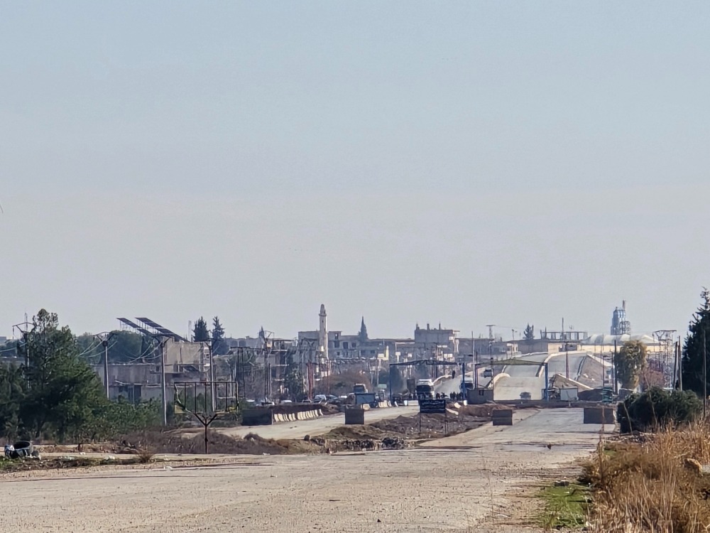 تنظيم قسد يغلق الطرقات ويمنع أهالي دير حافر ومسكنة من الخروج باتجاه الممر الإنساني