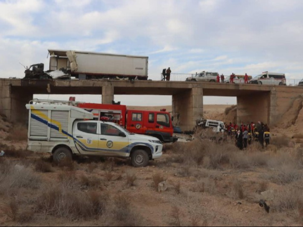 وفاة 5 أشخاص وإصابة اثنين آخرين نتيجة حادث على طريق دير الزور – دمشق