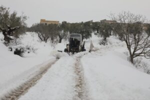 الدفاع المدني يواصل فتح الطرقات الرئيسية لليوم الثالث