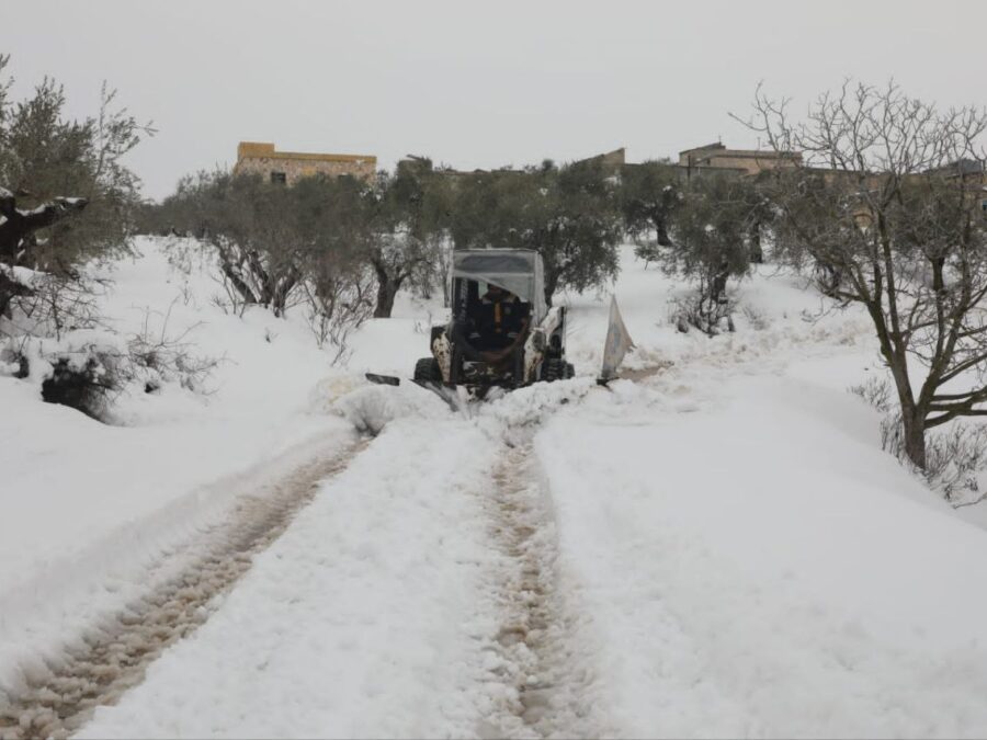 الدفاع المدني يواصل فتح الطرقات الرئيسية لليوم الثالث