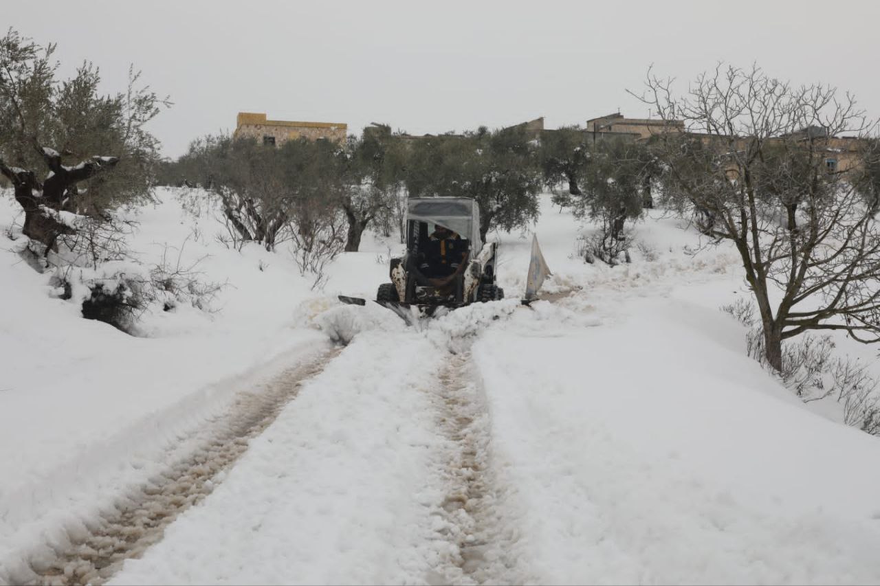 الدفاع المدني يواصل فتح الطرقات الرئيسية لليوم الثالث